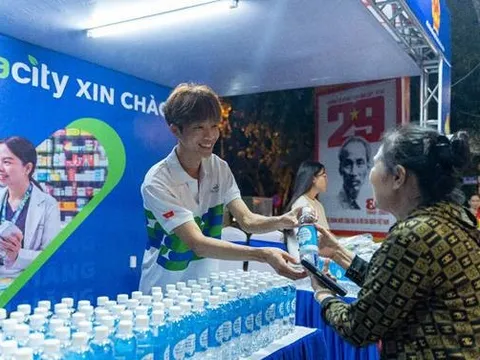 Đội ngũ y tế kịp thời hỗ trợ người dân gặp vấn đề sức khỏe khi tham dự đại lễ