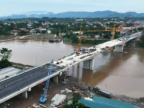 Nơi cầu Phong Châu sập 1 năm trước: Diện mạo mới sừng sững đến khó tin