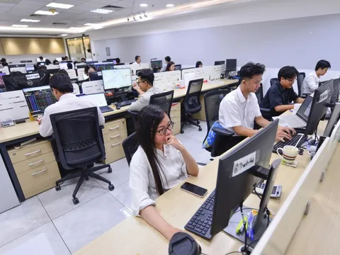 Hồi hộp chờ nâng hạng chứng khoán, tin ra là bán hay 'cầm' tiếp?