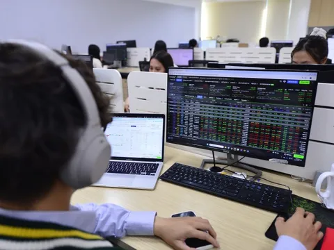 Một pha ngoạn mục, VN-Index tăng vọt cuối phiên sau khi mất 36 điểm