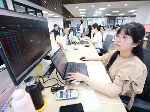 Khối tự doanh công ty chứng khoán ồ ạt 'xả hàng' trên HNX
