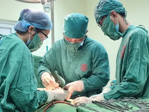 Bụng to nhanh, trẻ 15 tuổi phát hiện ung thư tế bào mầm buồng trứng choán hết ổ bụng