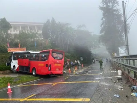 Xe khách chở 36 người mất phanh lao vào gần trường tiểu học