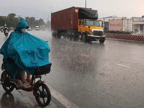 TP HCM: Mây đen, sấm rền vang, bắt đầu có mưa to