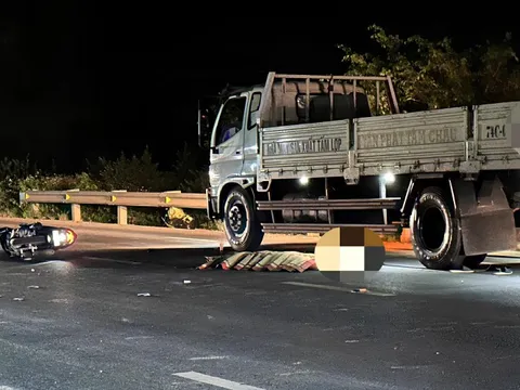 Đâm vào xe tải đậu bên đường, nam thanh niên 20 tuổi tử vong