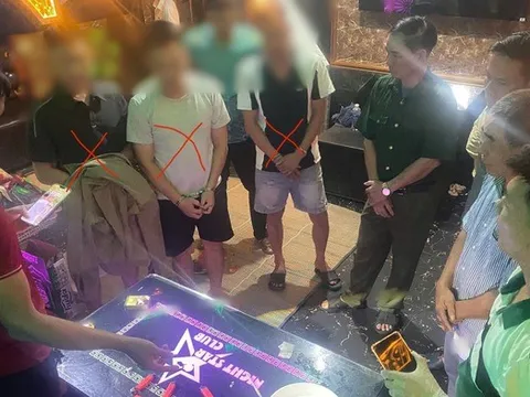 Bí mật bên trong phòng 202 quán karaoke Night Star