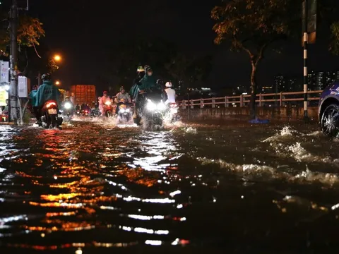 Mưa lớn kết hợp triều cường, đường Trần Xuân Soạn ngập sâu