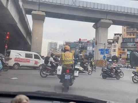Tài xế khẩn cầu ở ngã tư, đại úy cảnh sát Hà Nội hỏi 2 câu rồi lập tức hành động