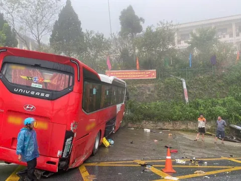 Xe khách chở 36 người mất phanh khi xuống dốc ở Sa Pa