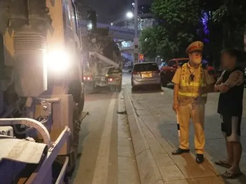 CSGT Hà Nội lập chốt xử lý tài xế 'độ' đèn siêu sáng
