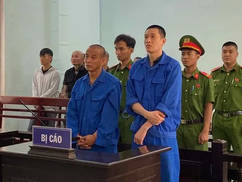 Rủ nhau đi trộm xe máy, 2 con nghiện dắt tay nhau vào nhà đá