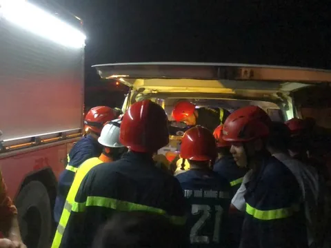 Tai nạn liên hoàn trên cao tốc, tài xế mắc kẹt trong cabin