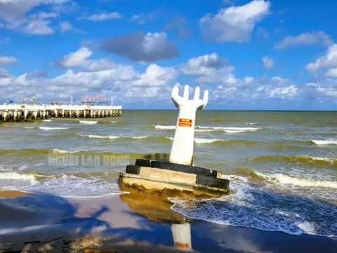 Phá dỡ những bàn tay "khổng lồ" ở biển Hải Tiến