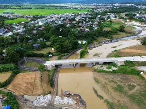 Cầu gần 40 tỷ xây xong hơn 2 năm vẫn 'đắp chiếu' vì không có lối ra