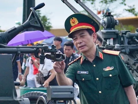 Đại tướng Phan Văn Giang kiểm tra khu trưng bày của Bộ Quốc phòng tại Triển lãm thành tựu đất nước