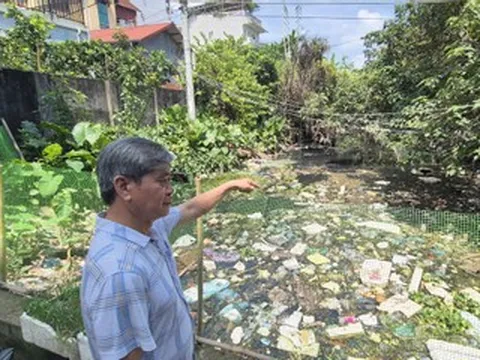 Giữa lòng Thủ đô, cả trăm hộ dân sống chung với rác thối, nước đen, ruồi nhặng