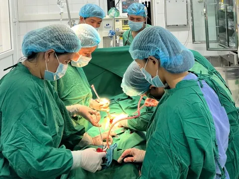 Cứu sống sản phụ bị vỡ thai ngoài tử cung, mất gần 1,8l máu