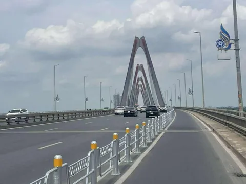 Hà Nội cấm xe lên cầu Nhật Tân vào ban đêm để lắp đặt giá long môn