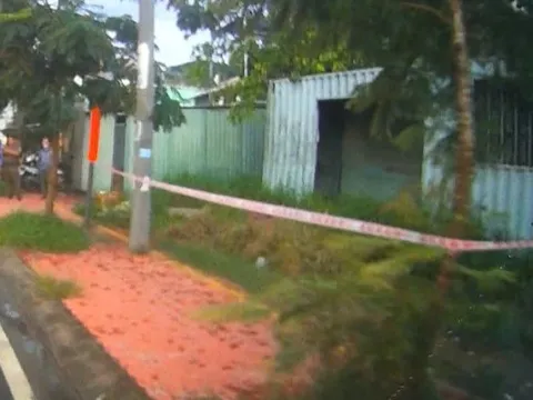 Phát hiện thi thể phụ nữ bị cháy trong container bỏ hoang