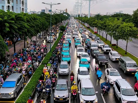 Cầu Bình Lợi ‘nghẹt thở’ trong biển xe chiều cuối tuần