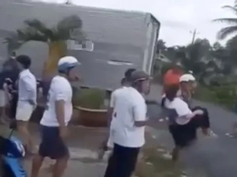 Va chạm với ô tô tải đang rẽ trái, hai nữ sinh 16 tuổi đi xe máy thương vong