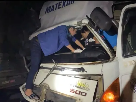 Tai nạn trên tuyến cao tốc Vĩnh Hảo – Phan Thiết, tài xế mắc kẹt trong cabin