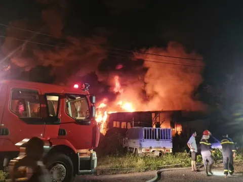 Kho phế liệu bốc cháy suốt 3 giờ ở Đăk Cấm