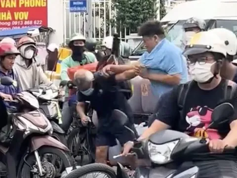Xác minh video người đàn ông đánh cụ ông ở giao lộ trung tâm TP HCM