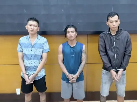 Công an TP HCM bắt khẩn cấp 3 thanh niên làm liều lúc rạng sáng