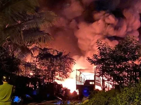 Cháy kho phế liệu rộng 1.500m², lửa vẫn ngùn ngụt sau hơn 3 giờ chữa cháy