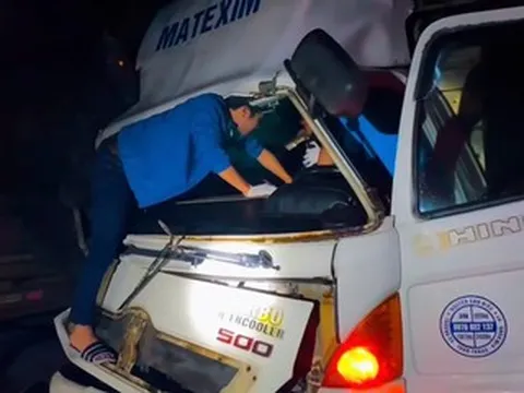 Đầu ô tô bẹp dúm sau cú tông mạnh trong đêm, cảnh sát phải tạm đóng cao tốc