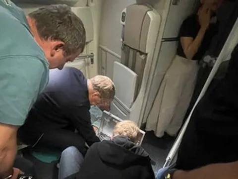 Hành khách gặp sự cố trên chuyến bay về Hà Nội, Bộ trưởng Y tế Nga tức tốc cấp cứu