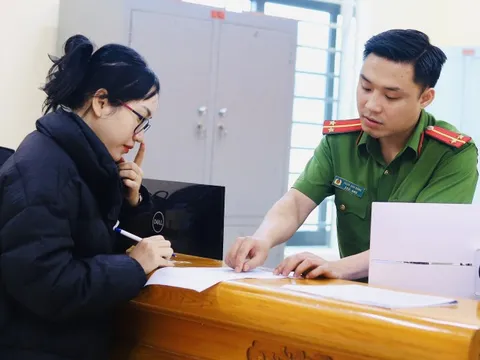 Thủ tướng: Tuyệt đối không được yêu cầu dân nộp, xuất trình giấy tờ đã tích hợp trên VNeID