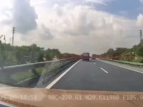 Khoảnh khắc ô tô Limousine tông thẳng vào xe tưới cây trên cao tốc