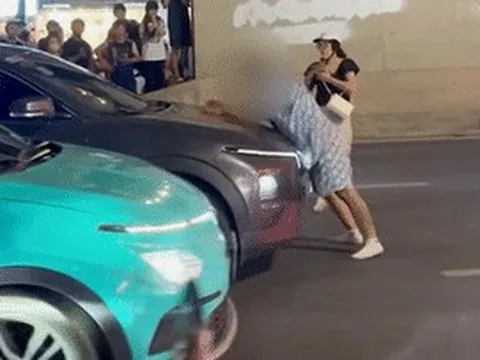 Nam thanh niên liên tục la hét, chặn ô tô trên đường Hồ Tùng Mậu, Hà Nội