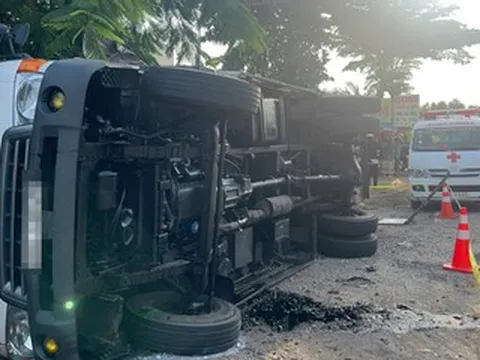 Ô tô đột ngột lật nghiêng trước chợ, người phụ nữ tử vong trong cabin