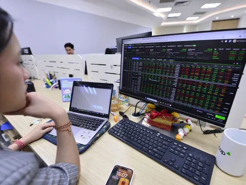 Chứng khoán được dự báo thử thách lại mốc 1.700 điểm, nhóm cổ phiếu nào đáng chú ý