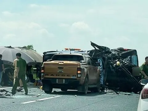 Ô tô limousine biến dạng sau tai nạn liên hoàn, người bị thương nằm la liệt trên cao tốc