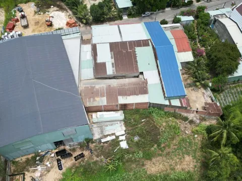 Xây nhà kho trái phép trên đất công