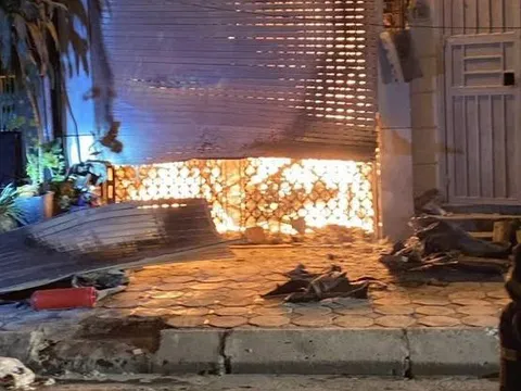 Nhà 4 tầng cháy lớn, cứu được 1 phụ nữ và 2 trẻ nhỏ