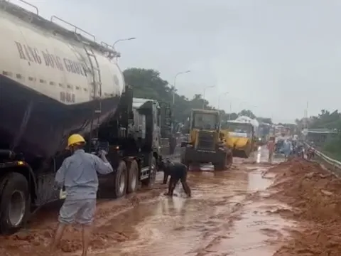 Cát đỏ tràn ngập một đoạn quốc lộ 1 ở phía đông Lâm Đồng