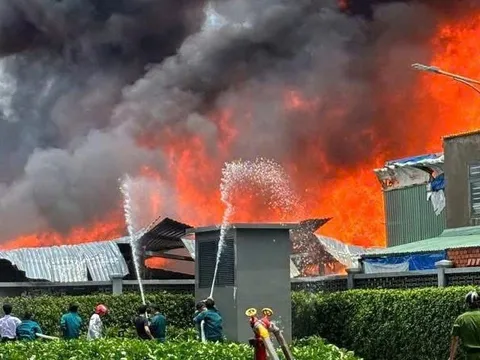 Nhà xưởng rộng hàng ngàn m² bốc cháy dữ dội lúc giữa trưa