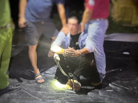 Bắt đối tượng mang theo 65 viên hồng phiến, khám xét nơi ở lộ ra hơn 900 viên khác