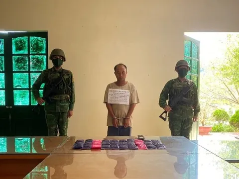 Bắt đối tượng người nước ngoài vận chuyển 6.000 viên ma tuý