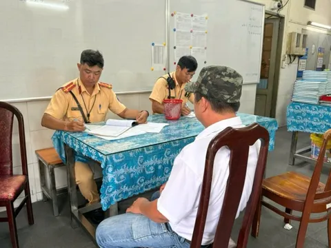 Tìm ra tài xế xe khách "làm liều" ở giao lộ trung tâm TP HCM