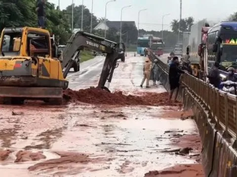 Lũ cát đỏ tràn xuống quốc lộ 1 dày nửa mét, giao thông ùn tắc nhiều giờ