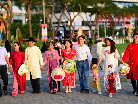 Hiếu trong nhà ra xã hội