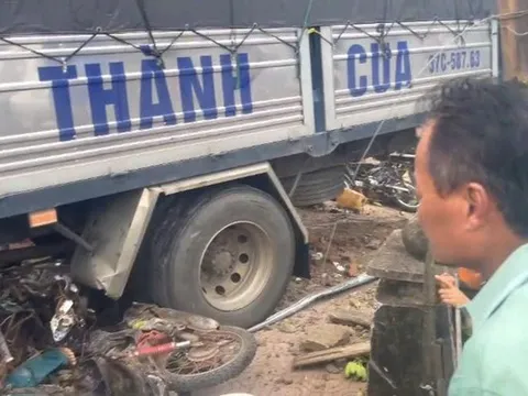 Xe tải tông vào chợ chuối, 12 người thương vong: Lời khai của tài xế