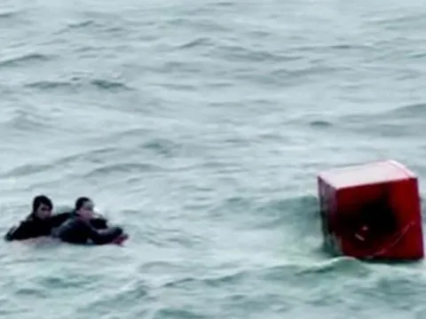 4 ngư dân bám thùng xốp trôi dạt nhiều giờ trên biển ở An Giang