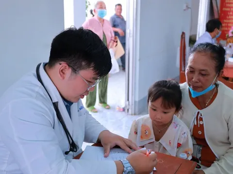 Bác sĩ trẻ lan tỏa tình thương